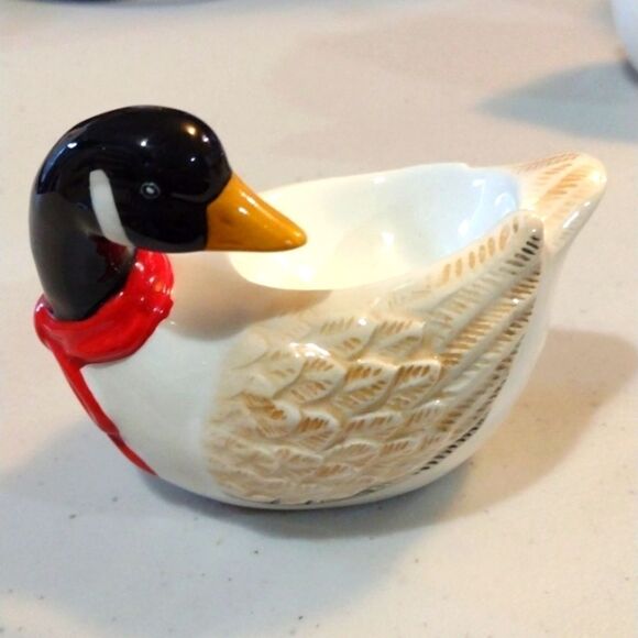 Set of 2 Ceramic Duck Novelty Egg Cups Black & White with Red Neckties - Picture 6 of 11